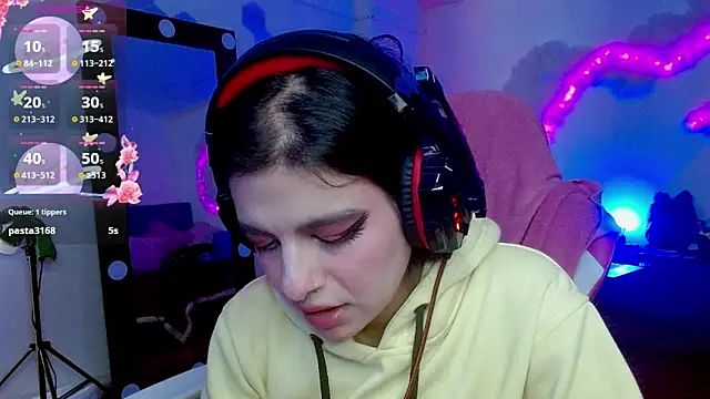 larah uwu online show from 10/21/25, 06:41