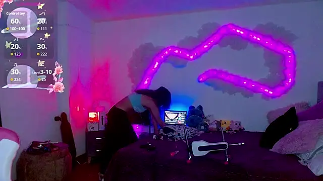 larah uwu online show from 10/22/25, 06:40