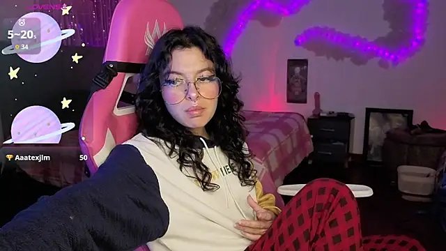 Snapshot of larah_uwu chatting on 04/28/26, 06:24 larah uwu online show from 04/28/26, 06:24