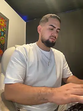 Snapshot of Yuber3 chatting on 10/25/25, 02:56 Yuber3 online show from 10/25/25, 02:56