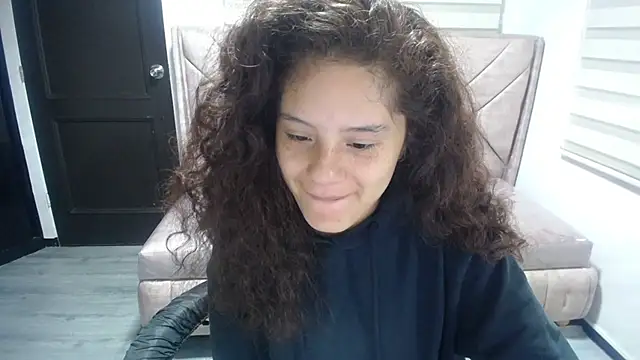 Snapshot of Velvet_Moon_V chatting on 10/13/25, 01:11 Velvet Moon V online show from 10/13/25, 01:11