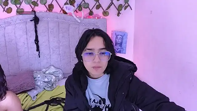 Snapshot of katalinathxandbritney1 chatting on 09/09/25, 10:53 katalinathxandbritney1 online show from 09/09/25, 10:53