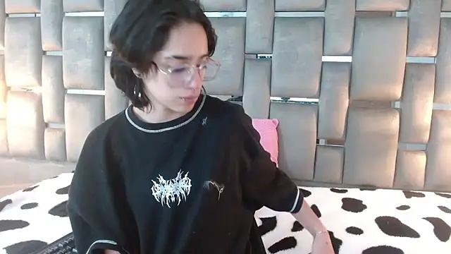 Snapshot of katalinathxandbritney1 chatting on 09/11/25, 02:44 katalinathxandbritney1 online show from 09/11/25, 02:44