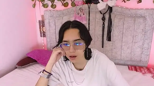 Snapshot of katalinathxandbritney1 chatting on 09/17/25, 05:58 katalinathxandbritney1 online show from 09/17/25, 05:58