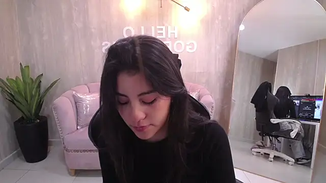 Snapshot of Zoe_Blaze_A chatting on 09/19/25, 01:01 Zoe Blaze A online show from 09/19/25, 01:01