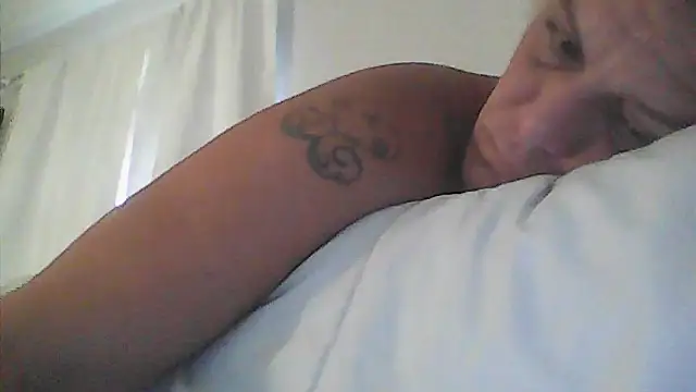 sarahkat86 online show from 04/13/26, 11:37