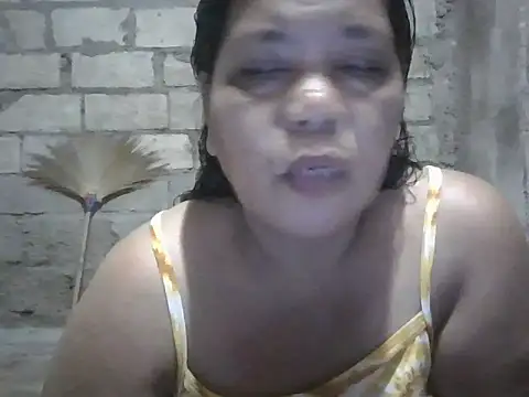 Snapshot of xxbernxxx chatting on 10/17/25, 12:01 xxbernxxx online show from 10/17/25, 12:01