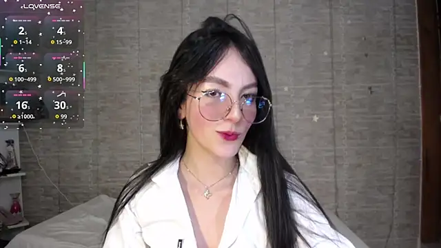 Snapshot of sarah_saenz_ chatting on 09/13/25, 04:23 sarah saenz online show from 09/13/25, 04:23