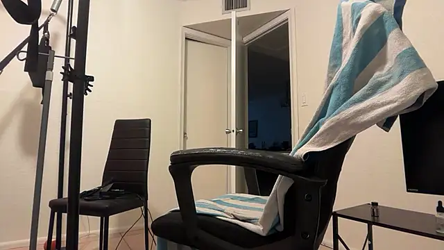 Snapshot of Piercedmuscle80 chatting on 02/06/26, 02:05 Piercedmuscle80 online show from 02/06/26, 02:05