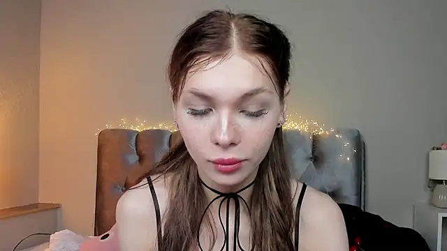 Snapshot of Blondy_Fina chatting on 07/17/26, 05:47 Blondy Fina online show from 07/17/26, 05:47
