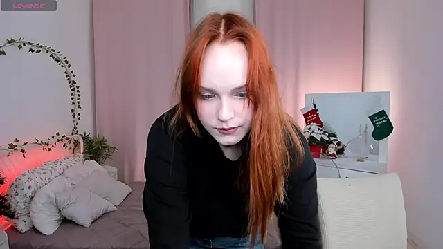 Snapshot of Molly_Parker chatting on 12/19/25, 11:06 Molly Parker online show from 12/19/25, 11:06