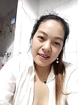 Snapshot of naop04 chatting on 10/15/25, 10:37 naop04 online show from 10/15/25, 10:37