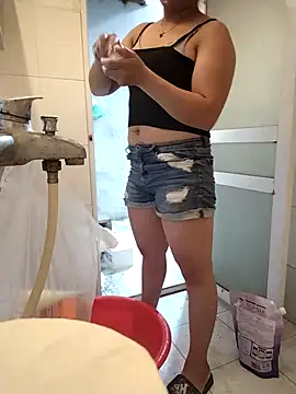 Snapshot of naop04 chatting on 10/15/25, 11:38 naop04 online show from 10/15/25, 11:38