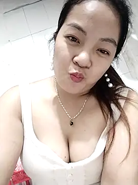 Snapshot of naop04 chatting on 10/29/25, 12:24 naop04 online show from 10/29/25, 12:24