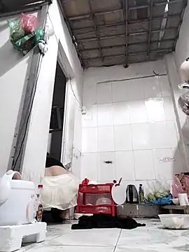 Snapshot of naop04 chatting on 11/12/25, 12:05 naop04 online show from 11/12/25, 12:05