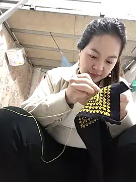 Snapshot of naop04 chatting on 11/19/25, 12:21 naop04 online show from 11/19/25, 12:21