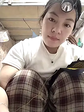 Snapshot of naop04 chatting on 11/24/25, 11:48 naop04 online show from 11/24/25, 11:48