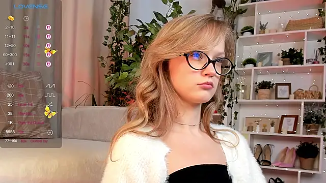 Snapshot of Kara_smalltits chatting on 09/29/25, 11:37 Kara smalltits online show from 09/29/25, 11:37