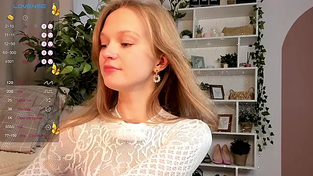 Snapshot of Kara_smalltits chatting on 10/09/25, 12:03 Kara smalltits online show from 10/09/25, 12:03