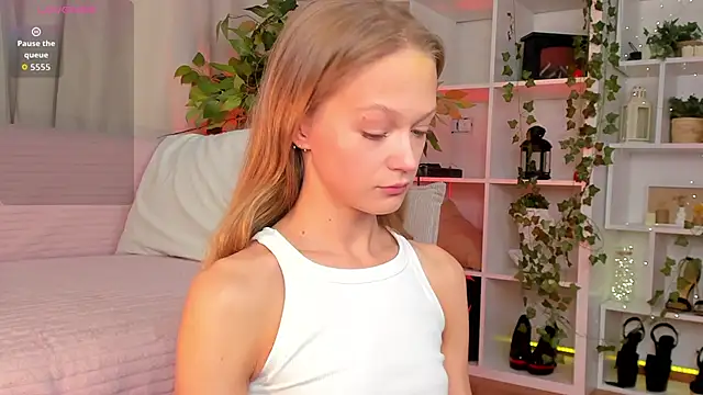 Snapshot of Kara_smalltits chatting on 12/04/25, 11:52 Kara smalltits online show from 12/04/25, 11:52