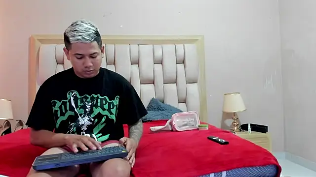 Snapshot of RihanandDrake chatting on 01/13/26, 02:44 RihanandDrake online show from 01/13/26, 02:44