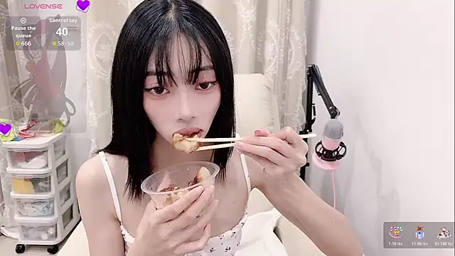 Snapshot of tuantuanle chatting on 06/11/26, 03:54 tuantuanle online show from 06/11/26, 03:54