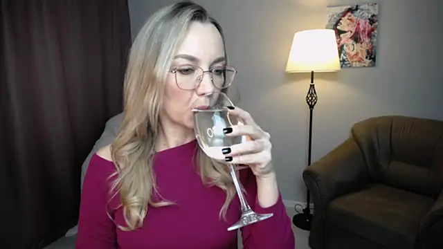 Snapshot of Ava_Elior chatting on 10/31/25, 10:38 Ava Elior online show from 10/31/25, 10:38