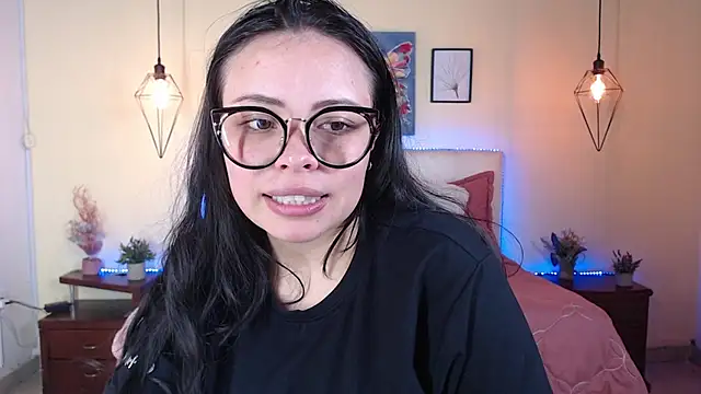 Snapshot of Megan_05_ chatting on 06/25/26, 02:43 Megan 05 online show from 06/25/26, 02:43