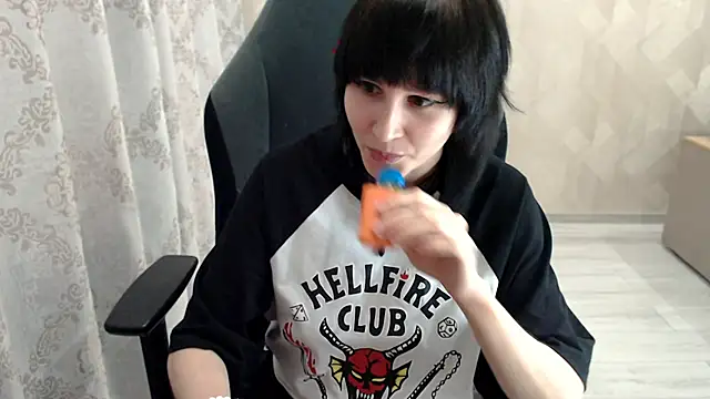 Snapshot of MistyDark chatting on 10/22/25, 10:04 MistyDark online show from 10/22/25, 10:04