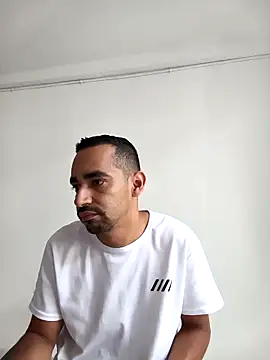 stivenlujan69 online show from 04/15/26, 08:31