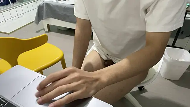 Snapshot of cily chatting on 11/17/25, 04:24 cily online show from 11/17/25, 04:24