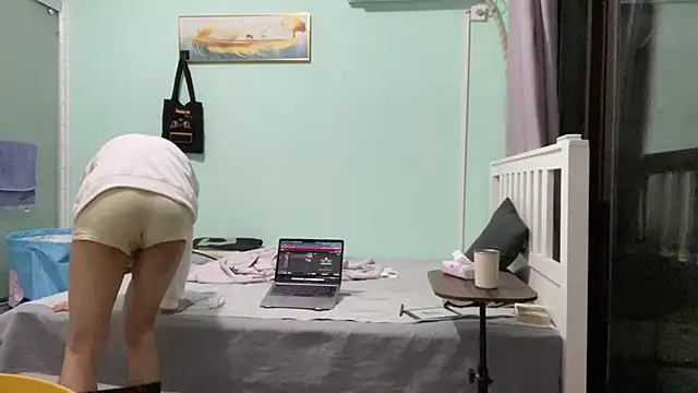 Snapshot of cily chatting on 12/18/25, 11:27 cily online show from 12/18/25, 11:27