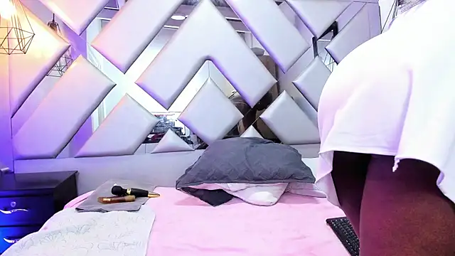 Lorenn Hill online show from 09/26/25, 01:04