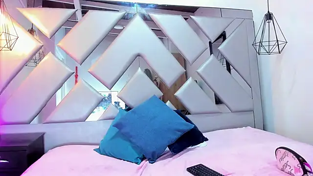 Lorenn Hill online show from 09/30/25, 01:38