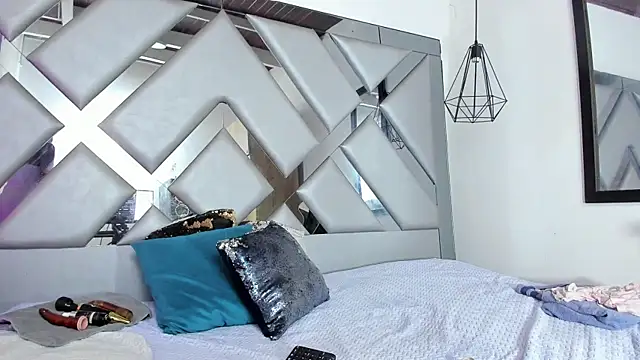 Lorenn Hill online show from 11/25/25, 01:00