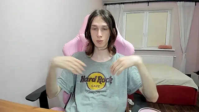 Snapshot of eleganc3 chatting on 09/10/25, 09:26 eleganc3 online show from 09/10/25, 09:26