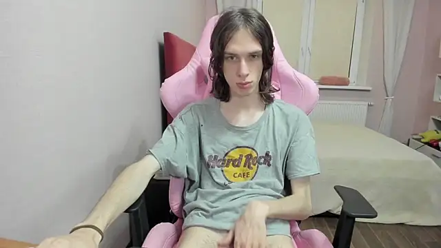 Snapshot of eleganc3 chatting on 10/03/25, 08:06 eleganc3 online show from 10/03/25, 08:06