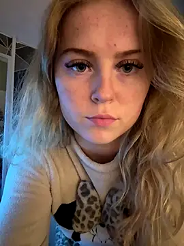 Snapshot of minidollxxx chatting on 11/05/25, 06:41 minidollxxx online show from 11/05/25, 06:41