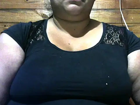 Snapshot of MARRENTINHA34 chatting on 10/21/25, 04:41 MARRENTINHA34 online show from 10/21/25, 04:41