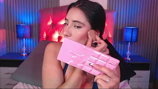 Snapshot of Bonnali_lune chatting on 11/29/25, 10:24 Bonnali lune online show from 11/29/25, 10:24