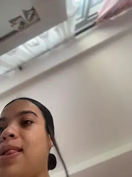 JuanitaMore01 online show from 04/05/26, 08:28