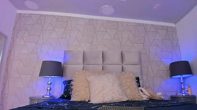 Emely florence  online show from 10/12/25, 05:56