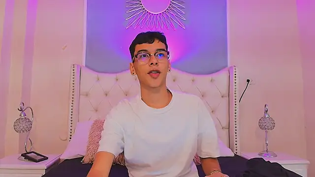 Snapshot of Aiden_Royce chatting on 09/13/25, 08:19 Aiden Royce online show from 09/13/25, 08:19