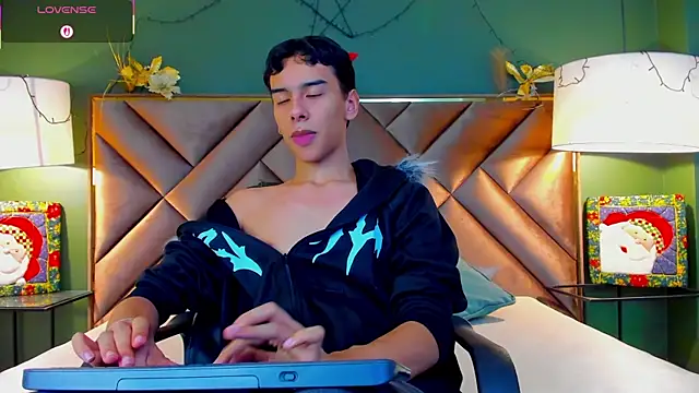 Snapshot of Aiden_Royce chatting on 12/18/25, 10:16 Aiden Royce online show from 12/18/25, 10:16