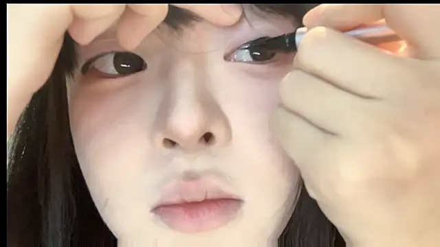 Snapshot of EnEn_xiaobao chatting on 11/11/25, 03:56 EnEn xiaobao online show from 11/11/25, 03:56