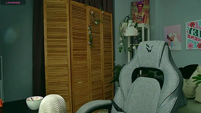 Snapshot of SakuraBliss chatting on 11/12/25, 05:24 SakuraBliss online show from 11/12/25, 05:24