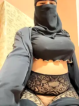 Snapshot of _Laiali_ chatting on 11/23/25, 12:16 Laiali online show from 11/23/25, 12:16