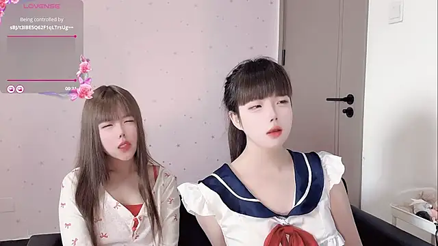 Snapshot of TT-XXTT chatting on 10/15/25, 12:33 TT-XXTT online show from 10/15/25, 12:33