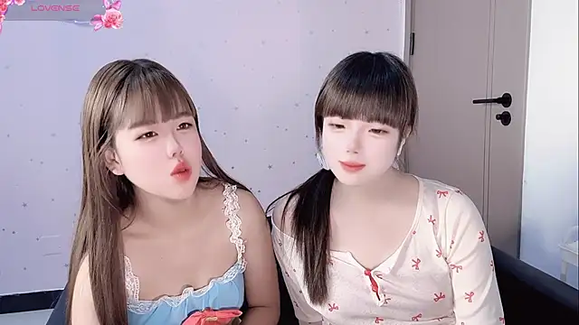 Snapshot of TT-XXTT chatting on 10/19/25, 12:44 TT-XXTT online show from 10/19/25, 12:44