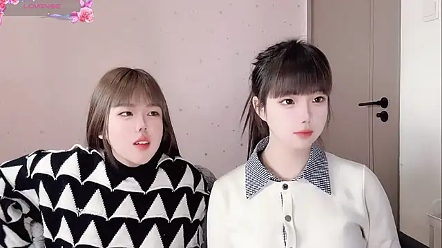 Snapshot of TT-XXTT chatting on 10/20/25, 01:06 TT-XXTT online show from 10/20/25, 01:06